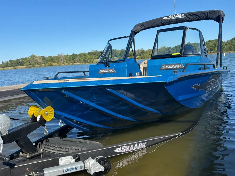 Slide: The Image of SeaArk Pro Cat 200 2026 - 5