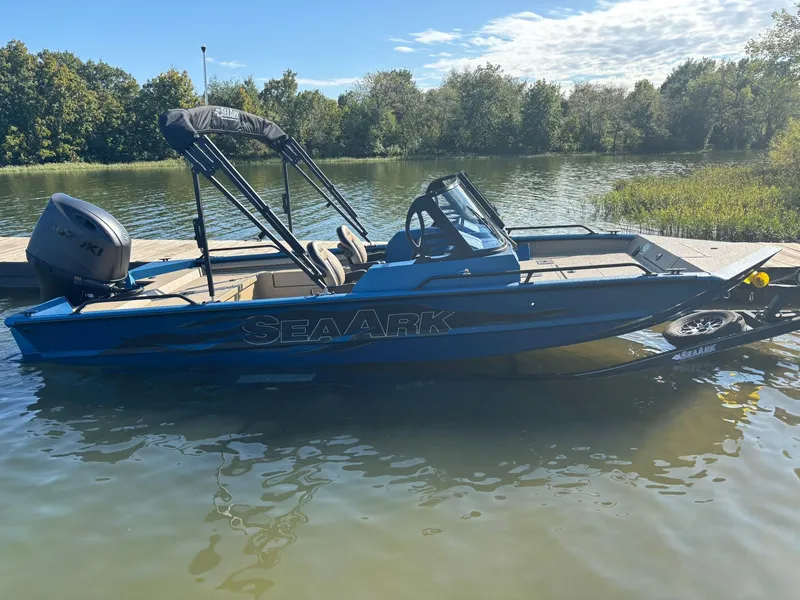 Slide: The Image of SeaArk Pro Cat 200 2026 - 7