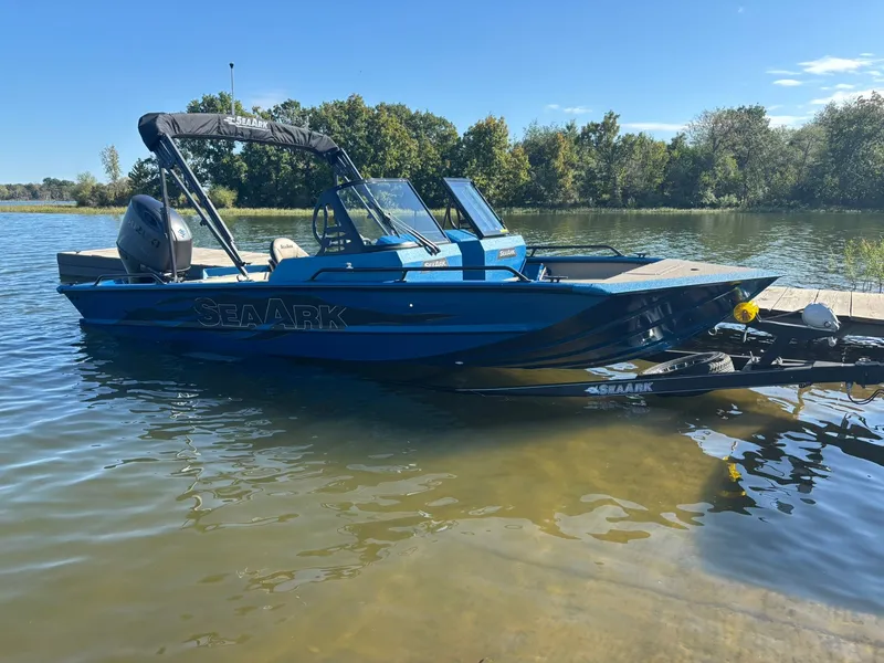 Slide: The Image of SeaArk Pro Cat 200 2026 - 8