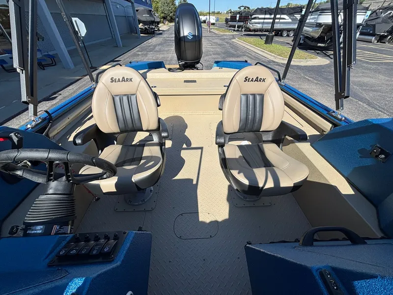 Slide: The Image of SeaArk Pro Cat 200 2026 - 9