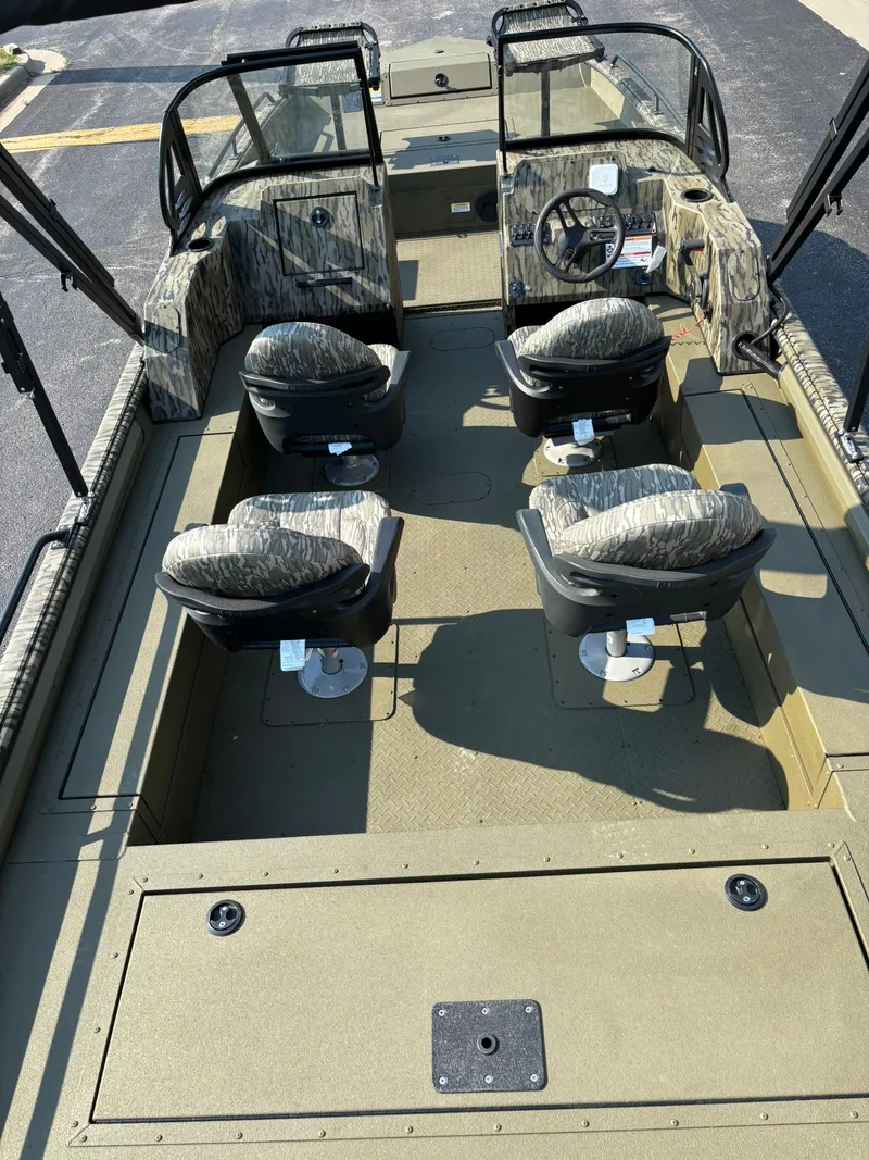 Slide: The Image of SeaArk Pro Cat 240 2026 - 11