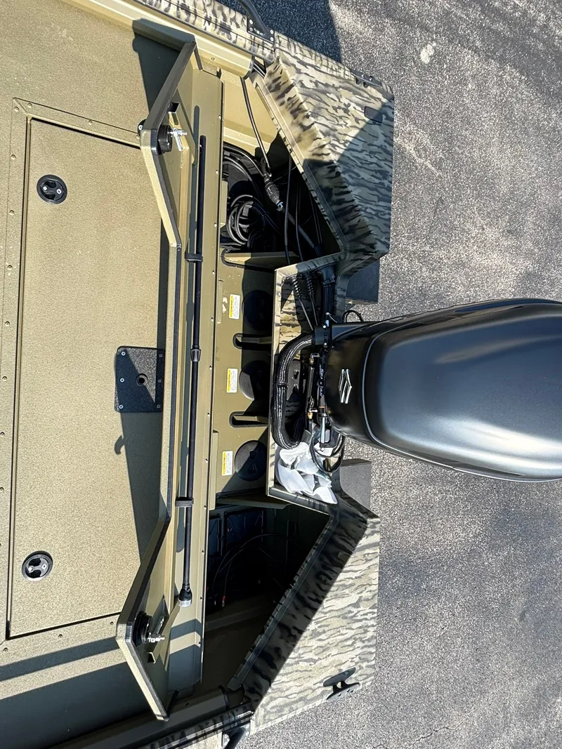 Slide: The Image of SeaArk Pro Cat 240 2026 - 12