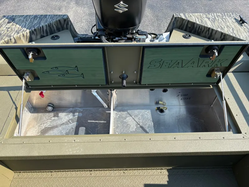 Slide: The Image of SeaArk Pro Cat 240 2026 - 17