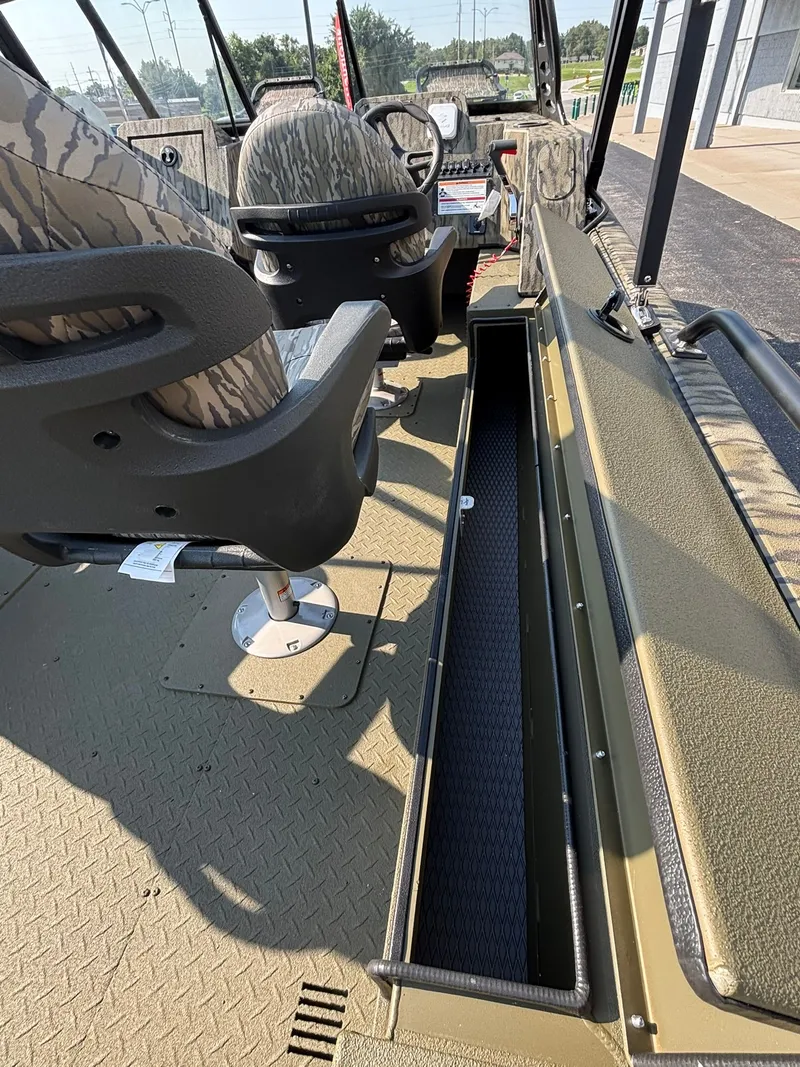 Slide: The Image of SeaArk Pro Cat 240 2026 - 18