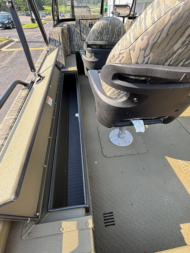 Slide: The Image of SeaArk Pro Cat 240 2026 - 19