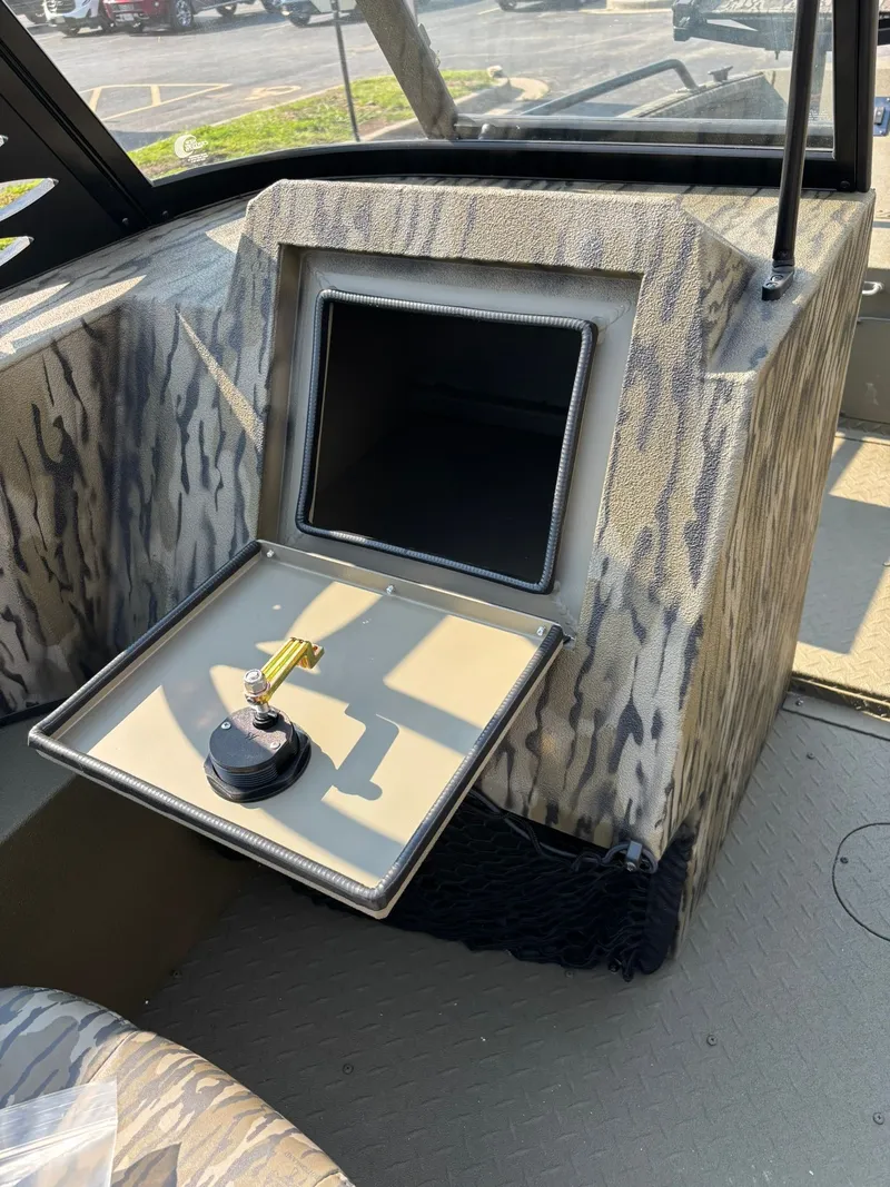 Slide: The Image of SeaArk Pro Cat 240 2026 - 20