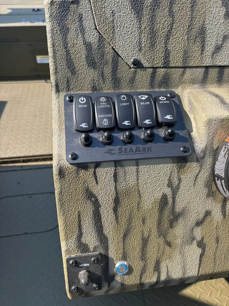 Slide: The Image of SeaArk Pro Cat 240 2026 - 23