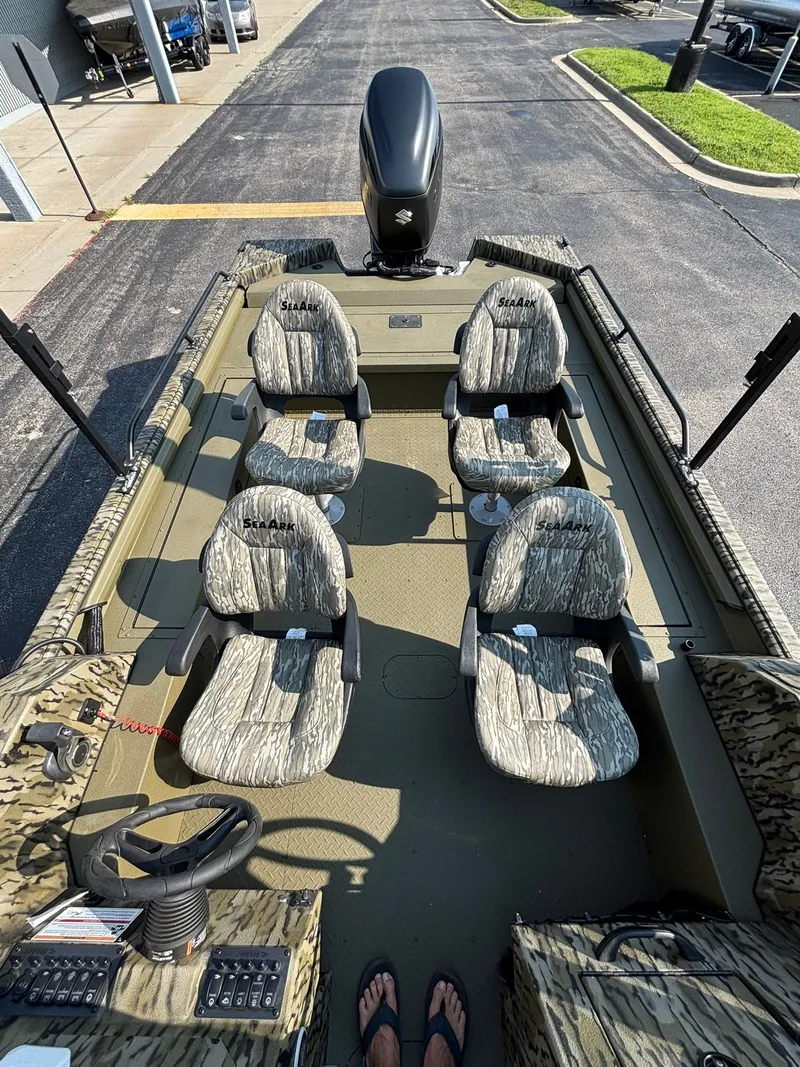 Slide: The Image of SeaArk Pro Cat 240 2026 - 25