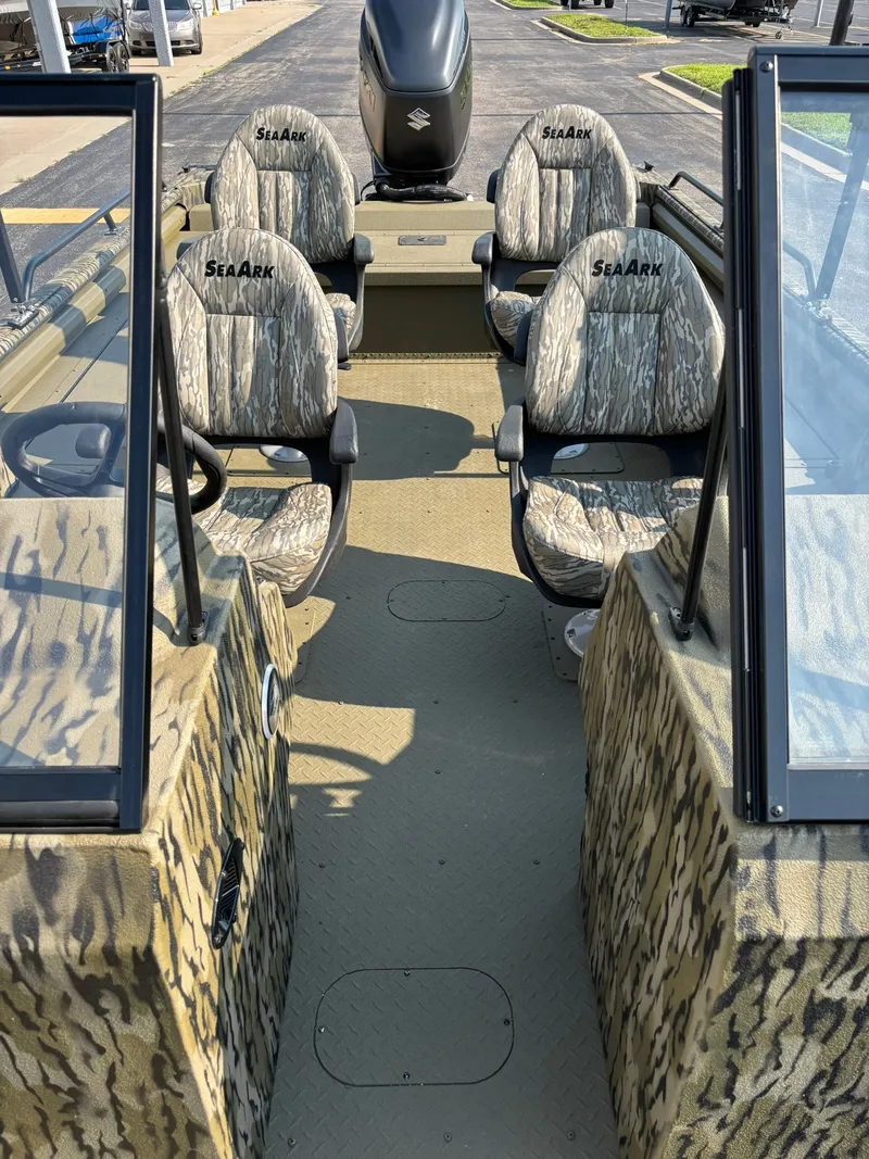 Slide: The Image of SeaArk Pro Cat 240 2026 - 26