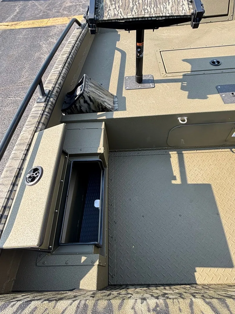 Slide: The Image of SeaArk Pro Cat 240 2026 - 27