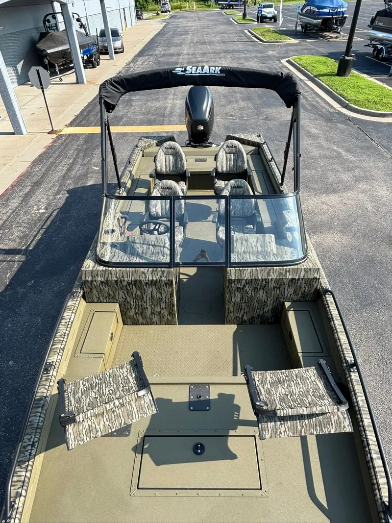 Slide: The Image of SeaArk Pro Cat 240 2026 - 32