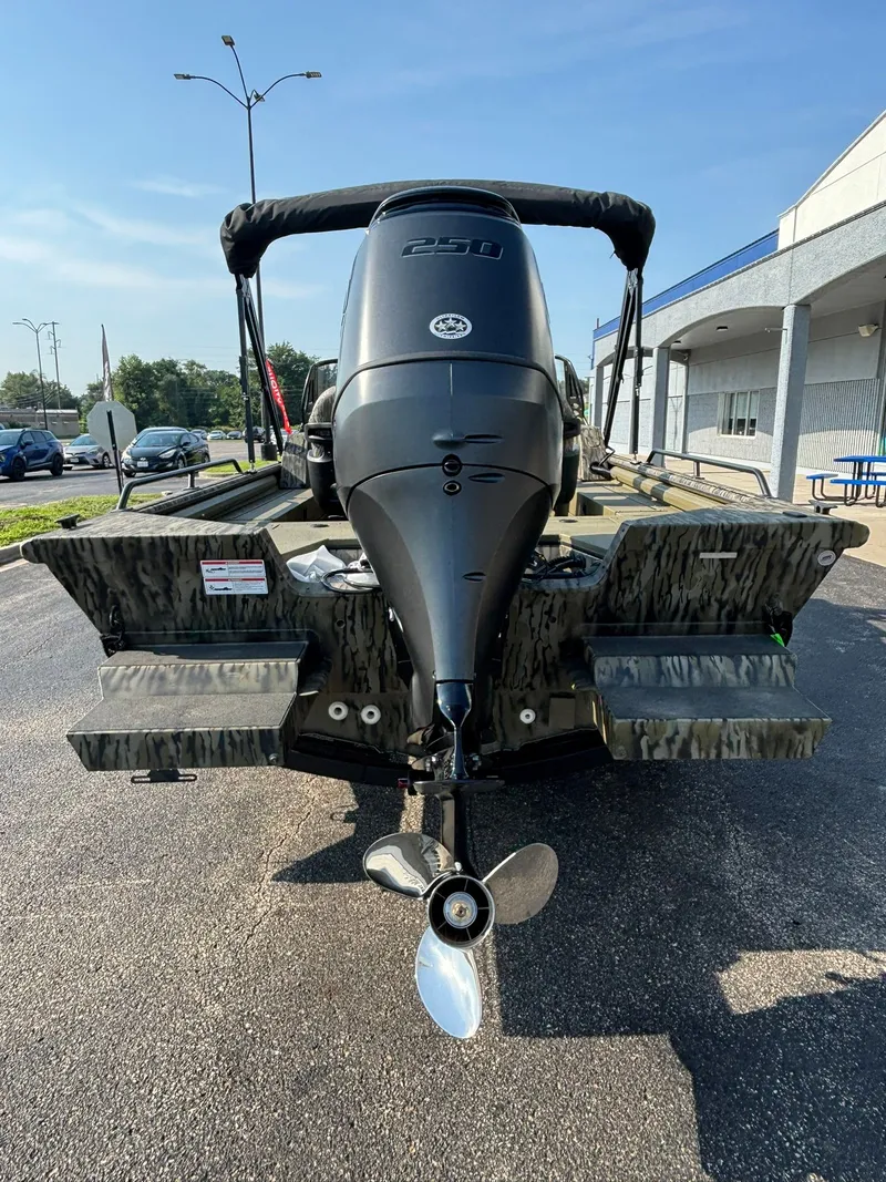 Slide: The Image of SeaArk Pro Cat 240 2026 - 7