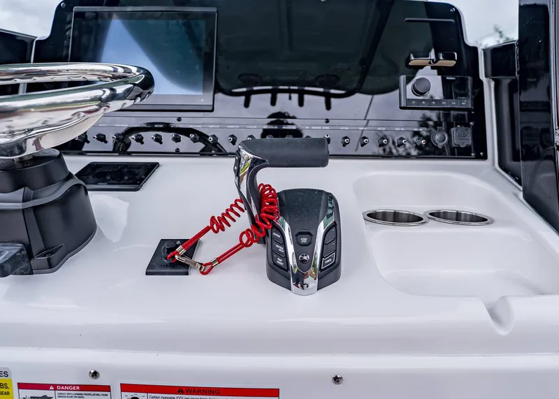 Slide: The Image of Sea Hunt Ultra 255 SE 2026 - 16