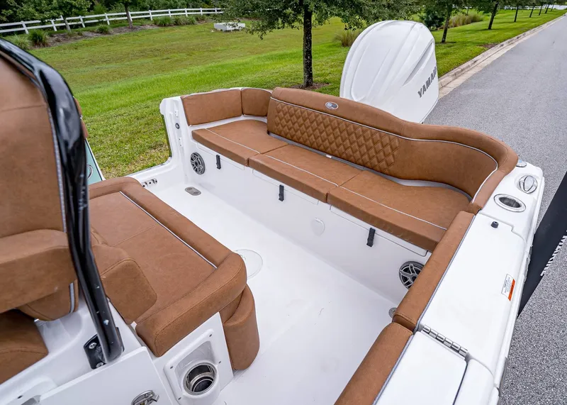 Slide: The Image of Sea Hunt Ultra 255 SE 2026 - 6