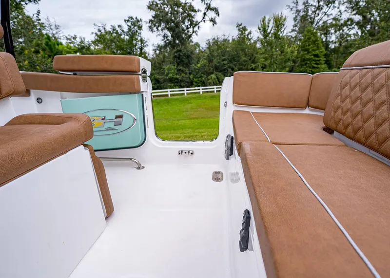 Slide: The Image of Sea Hunt Ultra 255 SE 2026 - 7