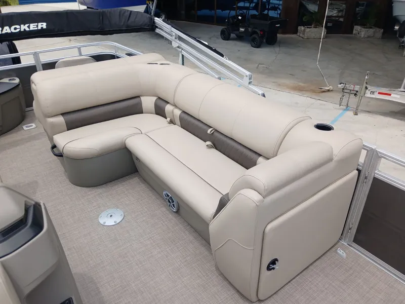 Slide: The Image of Sun Tracker Fishin' Barge 20 DLX 2024 - 14