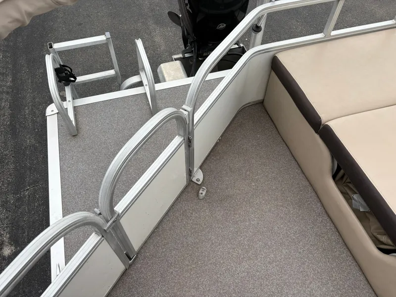 Slide: The Image of Sun Tracker 22 DLX Party Barge 2016 - 11