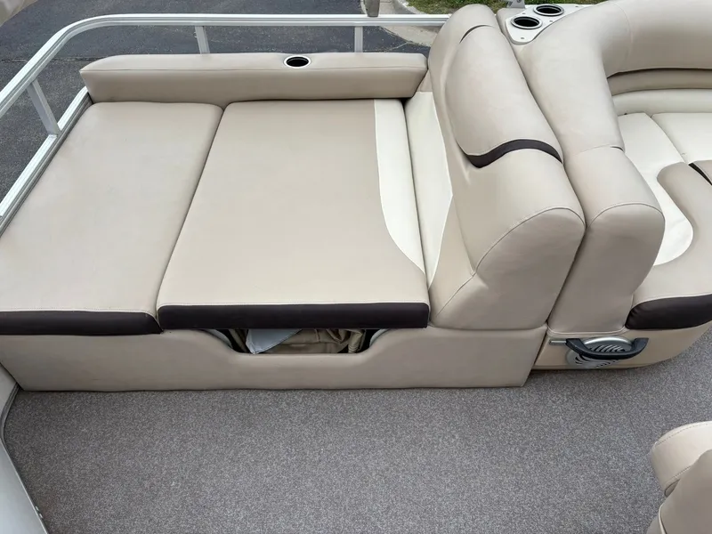 Slide: The Image of Sun Tracker 22 DLX Party Barge 2016 - 19