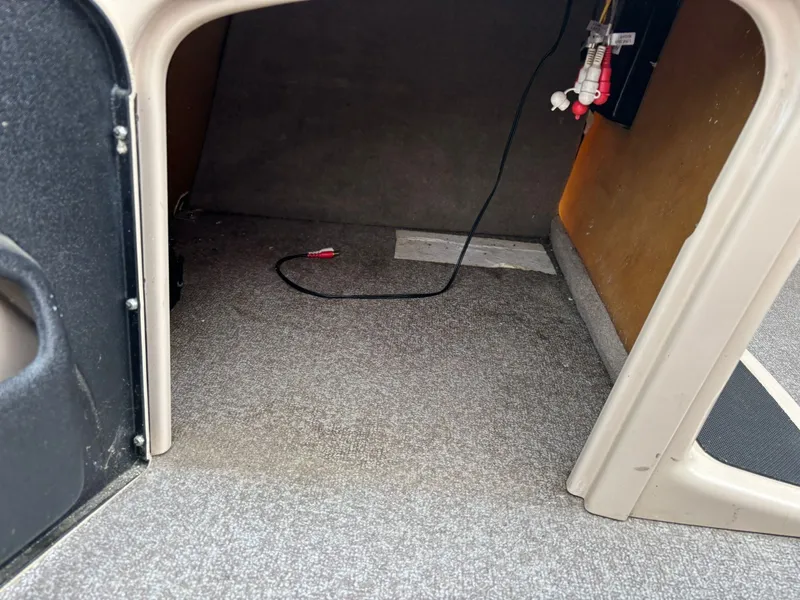 Slide: The Image of Sun Tracker 22 DLX Party Barge 2016 - 25