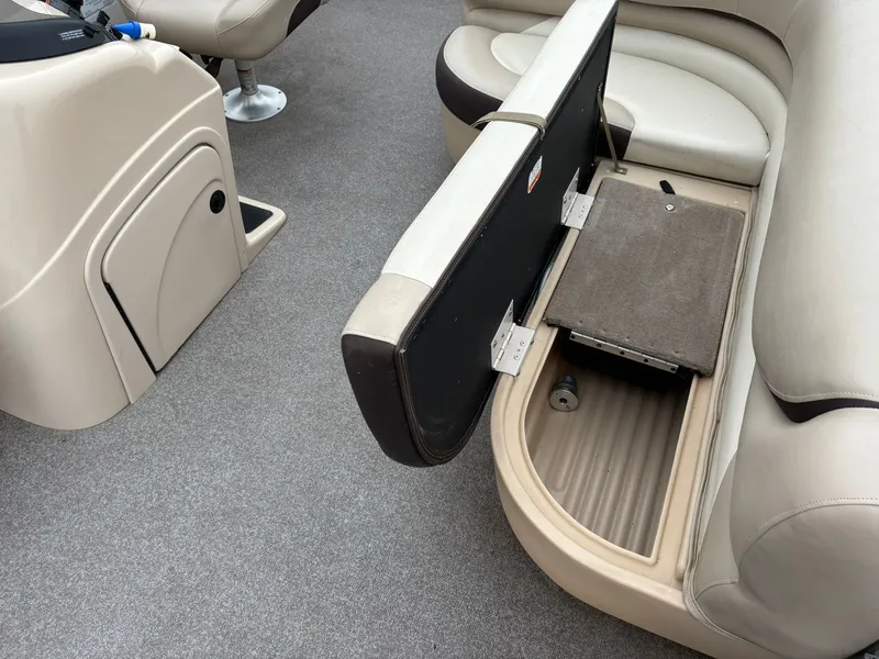 Slide: The Image of Sun Tracker 22 DLX Party Barge 2016 - 28