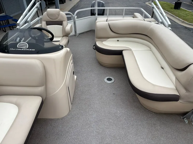 Slide: The Image of Sun Tracker 22 DLX Party Barge 2016 - 29