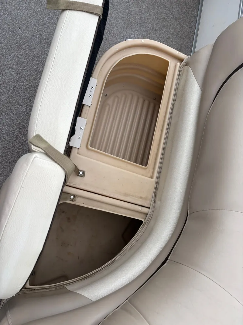 Slide: The Image of Sun Tracker 22 DLX Party Barge 2016 - 30