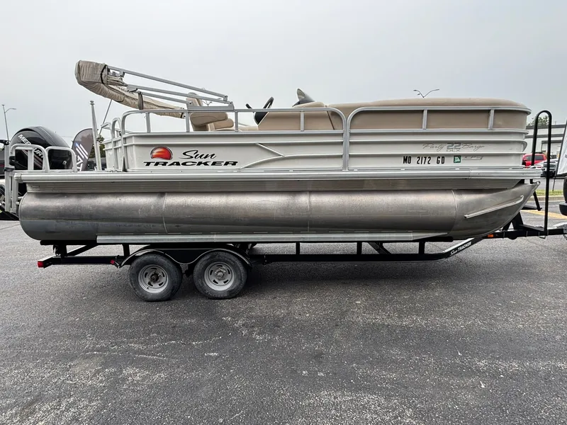 Slide: The Image of Sun Tracker 22 DLX Party Barge 2016 - 4