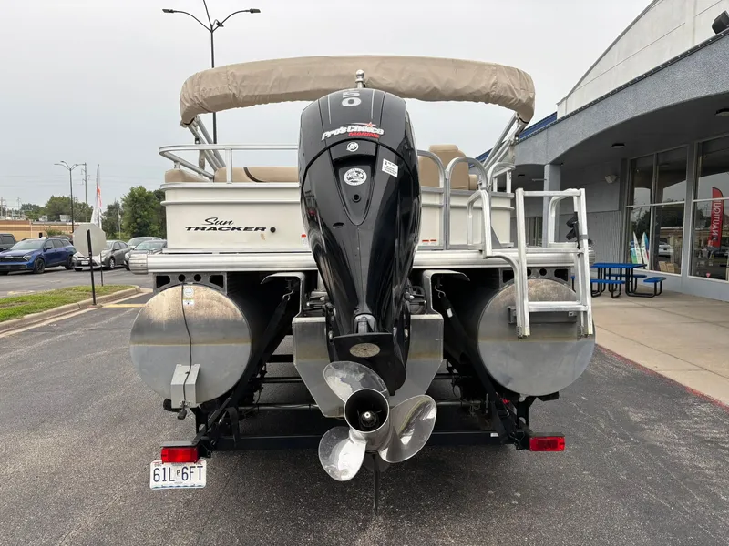 Slide: The Image of Sun Tracker 22 DLX Party Barge 2016 - 5