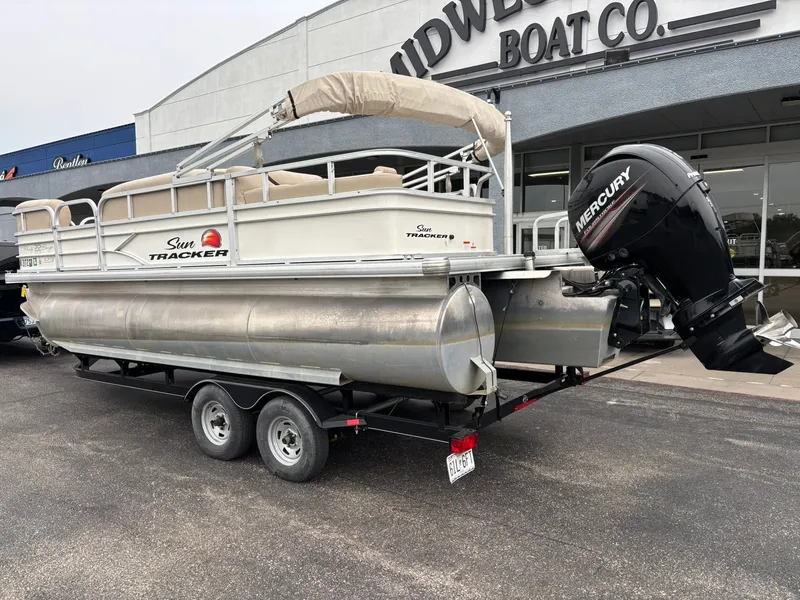 Slide: The Image of Sun Tracker 22 DLX Party Barge 2016 - 6