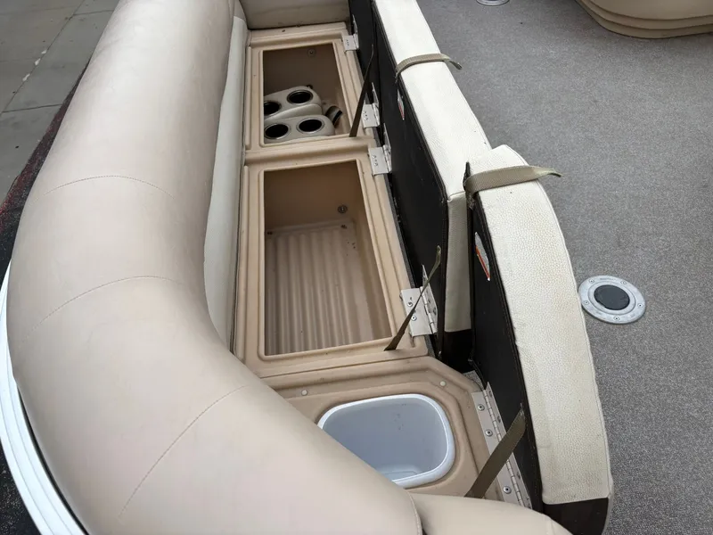 Slide: The Image of Sun Tracker 22 DLX Party Barge 2016 - 9