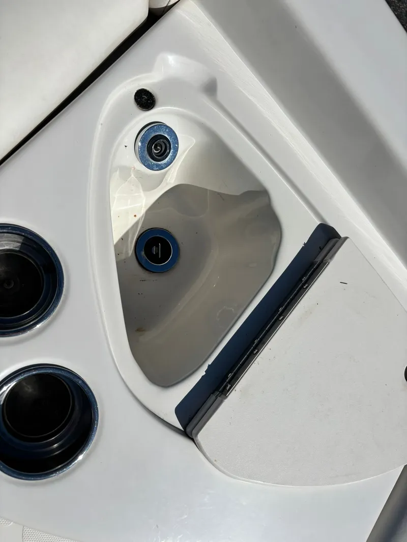 Slide: The Image of Tracker TAHOE 215 2014 - 15