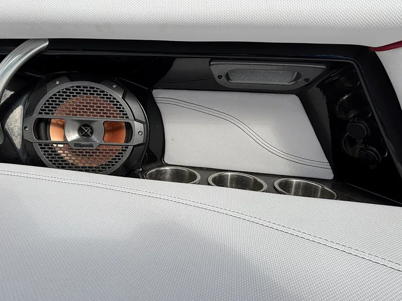 Slide: The Image of MasterCraft XT22 2020 - 11