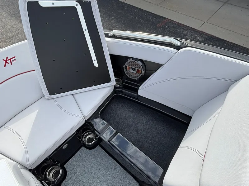 Slide: The Image of MasterCraft XT22 2020 - 2