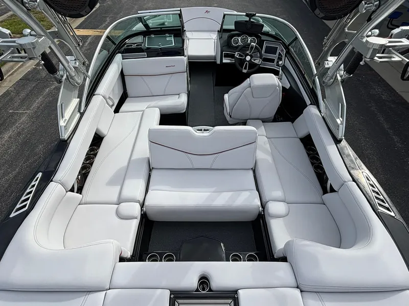 Slide: The Image of MasterCraft XT22 2020 - 21