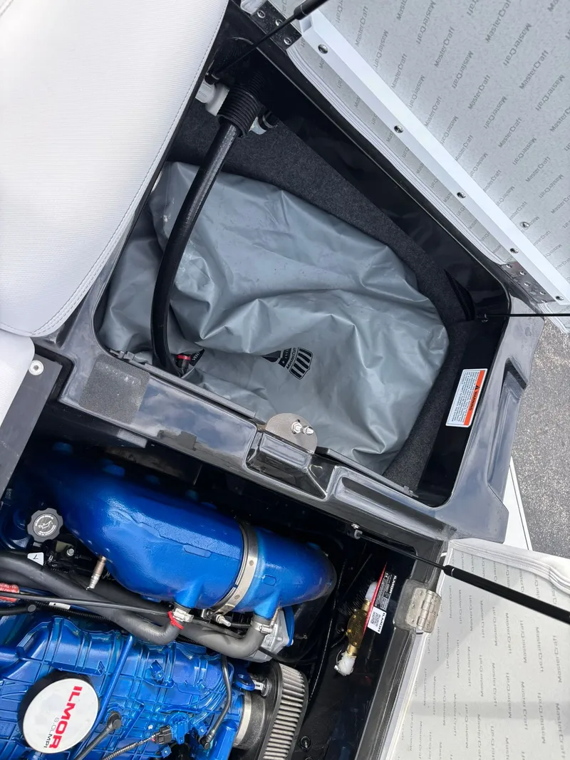 Slide: The Image of MasterCraft XT22 2020 - 22