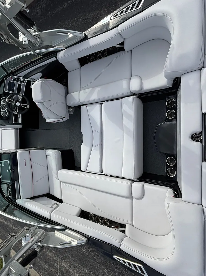 Slide: The Image of MasterCraft XT22 2020 - 30