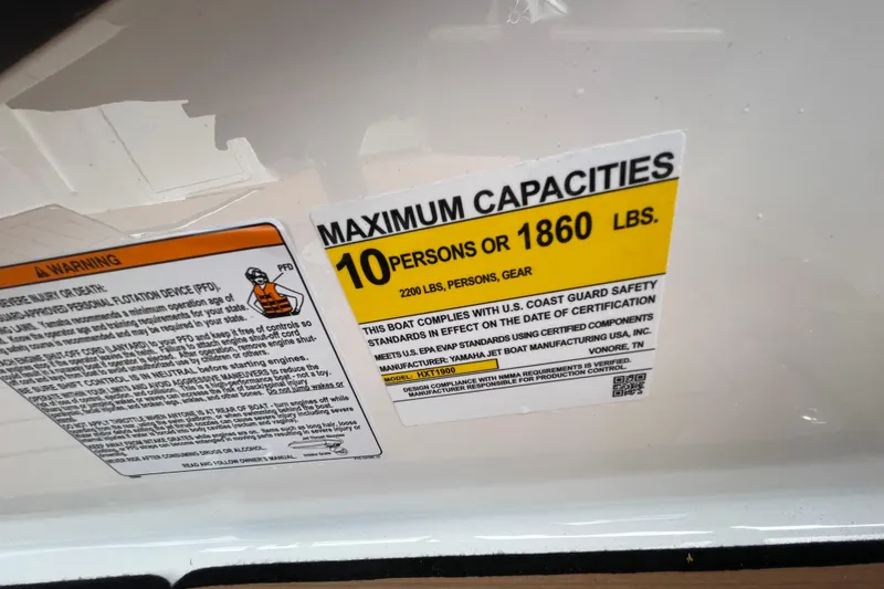Slide: The Image of 2026 Yamaha 222SE boat capacity label, maximum 10 persons or 1860 lbs. - 15