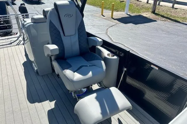 Slide: The Image of Luxurious seating on 2024 Manitou LX 25 SRS boat, featuring ergonomic design and premium materials. - 38