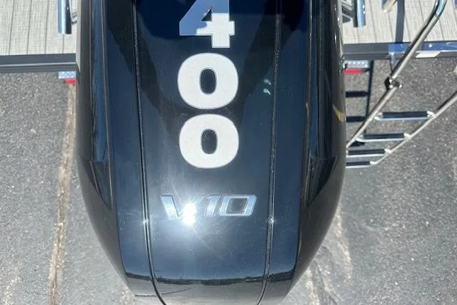 Slide: The Image of 2024 Manitou LX 25 SRS boat with V10 400 engine, top view. - 9