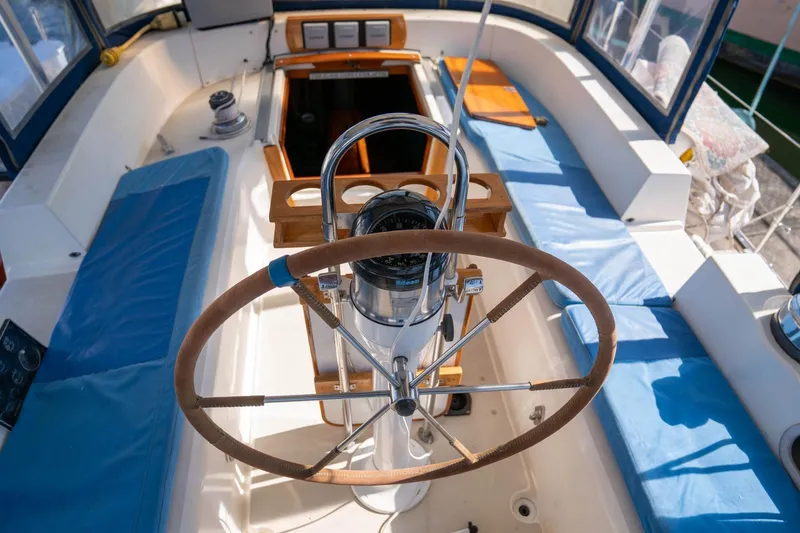 Slide: The Image of Pearson 422 Cutter - Helm - 10