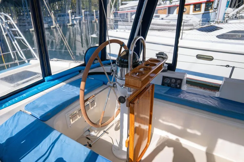 Slide: The Image of Pearson 422 Cutter - Cockpit - 11