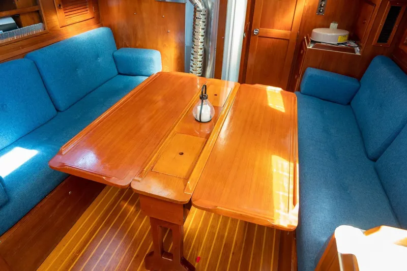 Slide: The Image of Pearson 422 Cutter - Saloon / Saloon Table - 5