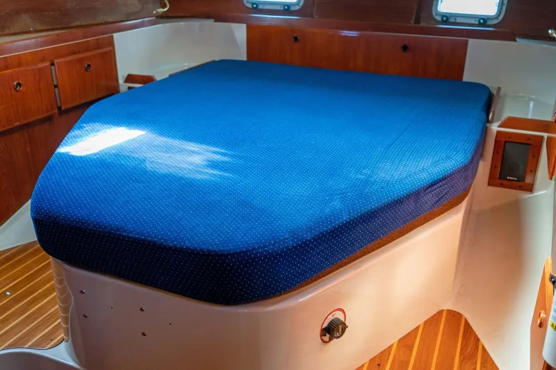 Slide: The Image of Pearson 422 Cutter - Owner's Cabin - 8