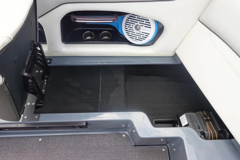 Slide: The Image of 2017 Centurion Ri217 interior with speaker, cup holders, and storage compartment. - 22