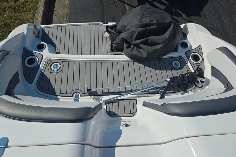 Slide: The Image of 2018 Yamaha Boats AR240 swim platform with seating and storage. - 24