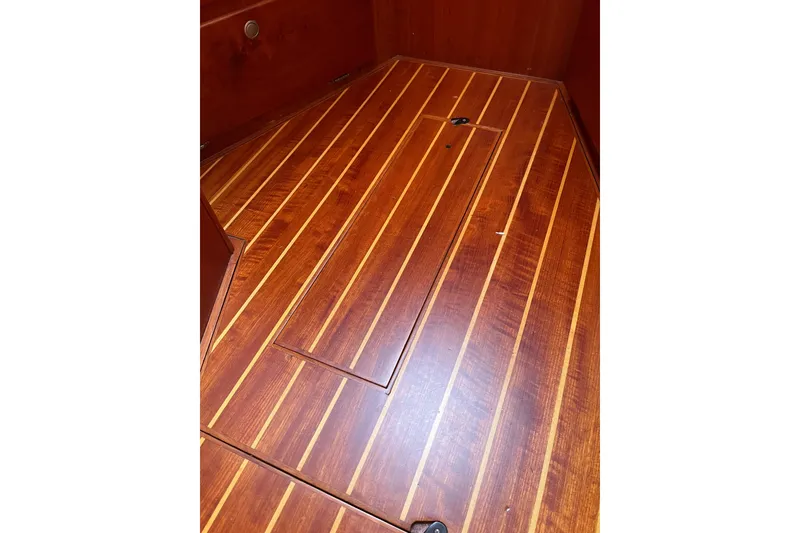 Slide: The Image of Polished wooden floor of 1995 Able Apogee 50 boat interior. - 20
