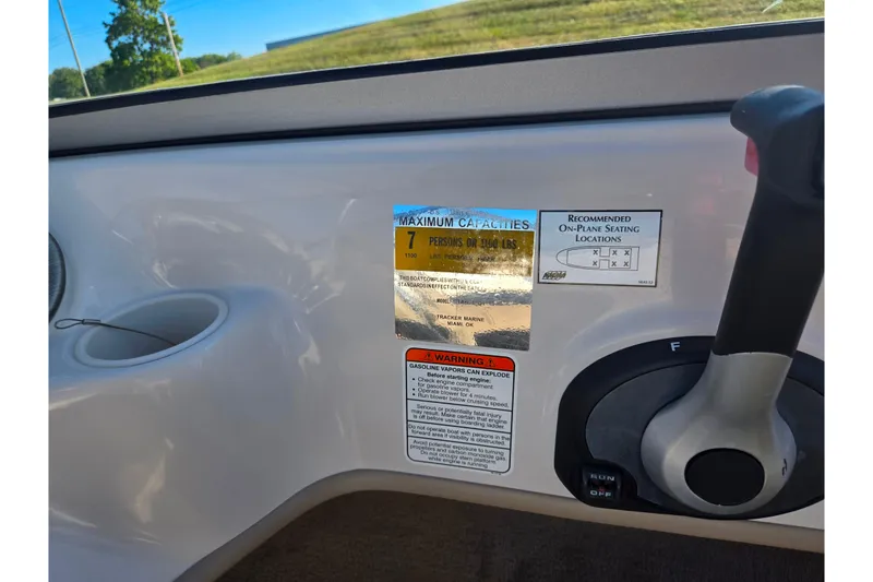 Slide: The Image of 2006 Tahoe Q4 Sport boat dashboard with capacity and safety warnings. - 14