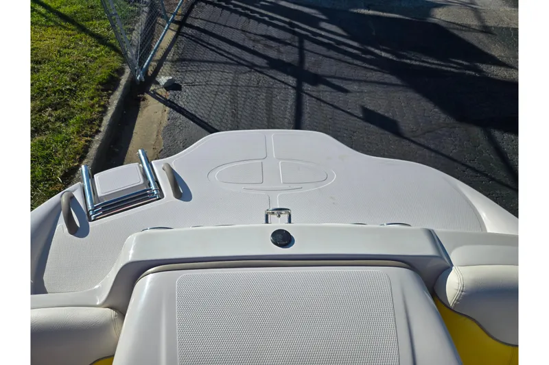 Slide: The Image of 2006 Tahoe Q4 Sport boat with swim platform and ladder in sunlight. - 21