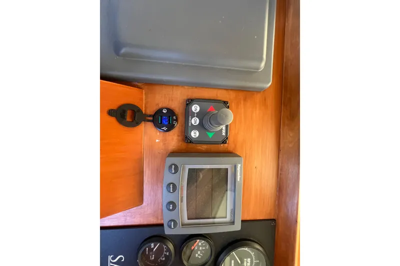 Slide: The Image of 2005 Sabre Flybridge control panel with joystick and display screen. - 39