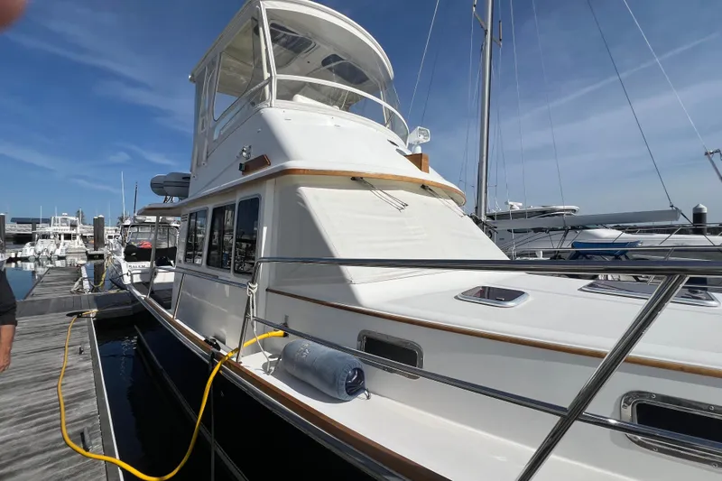 Slide: The Image of 2005 Sabre Flybridge yacht docked at marina under clear blue sky. - 4